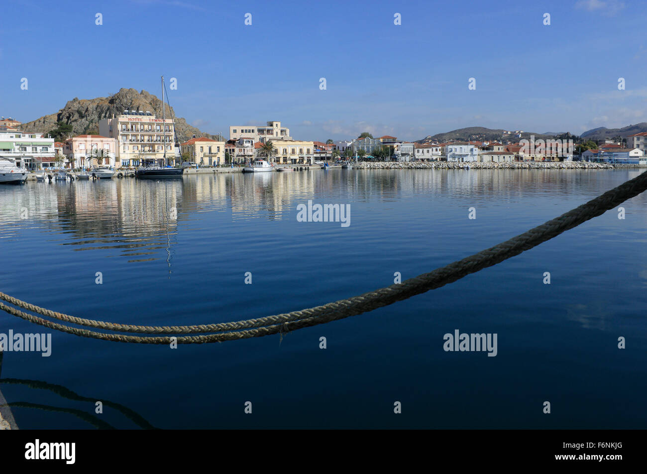 Port de Myrina et ville paysage urbain reflète dans la mer. Lemnos Limnos island, Grèce ou Banque D'Images
