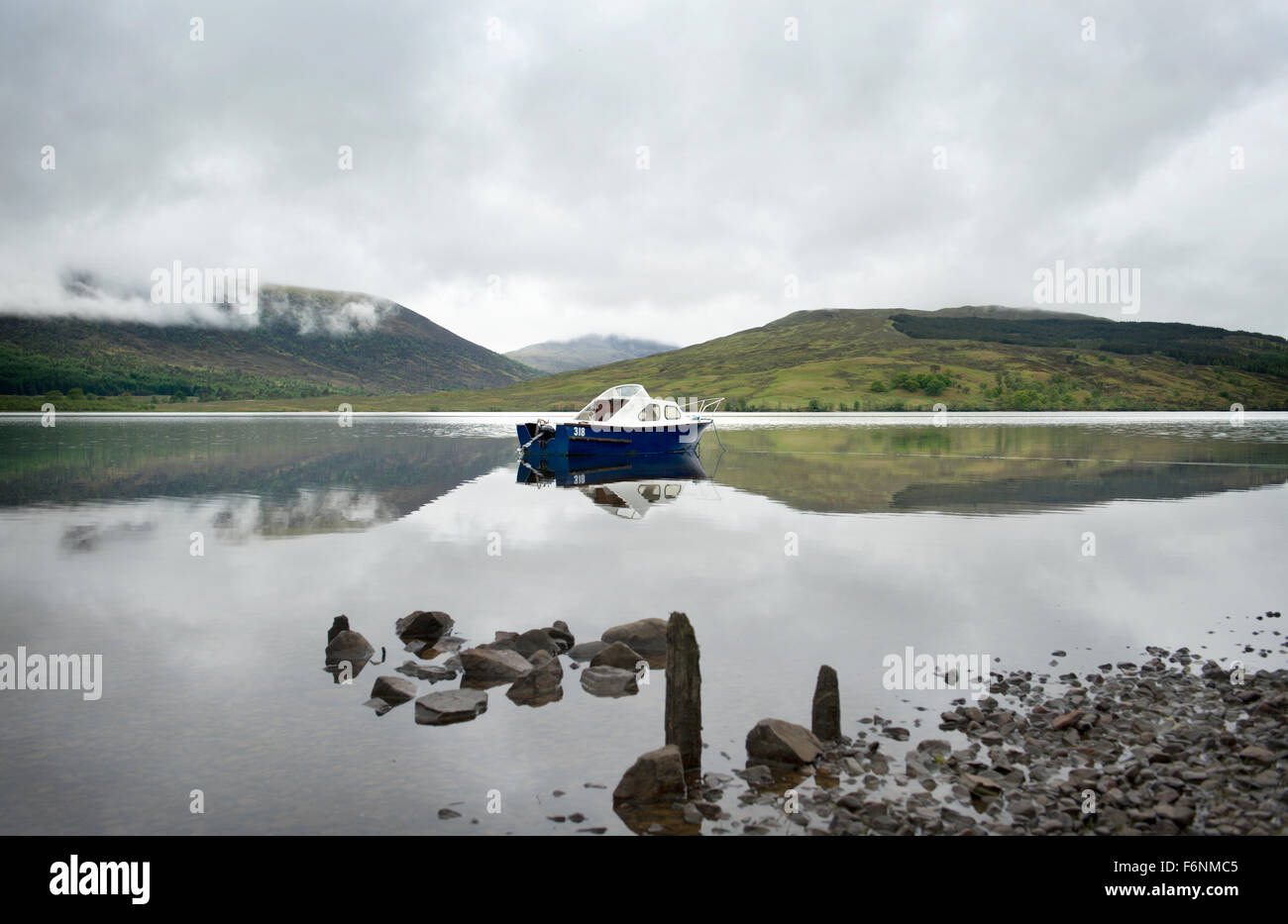 Et pittoresques du Loch Arkaig eaux tranqill dans les Highlands d'Ecosse. Eaux calmes réflexions parfaitement Banque D'Images