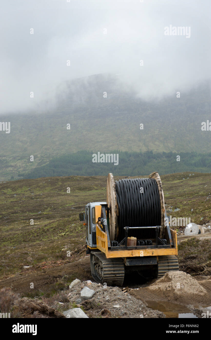 L'installation de câbles d'alimentation sur les collines écossaises à distance Banque D'Images