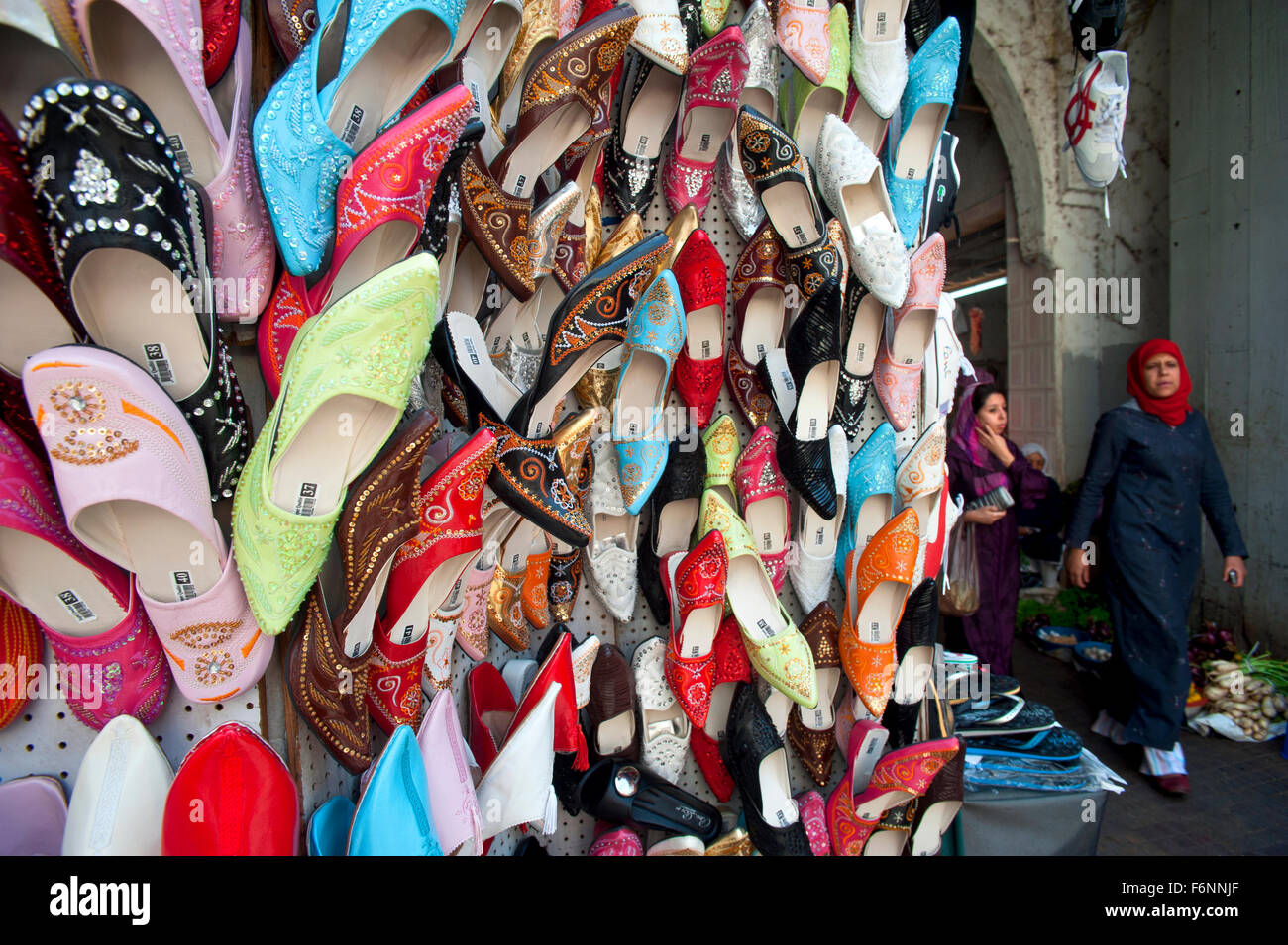 Chaussures traditionnelles, magasin, Tanger, Maroc. Banque D'Images