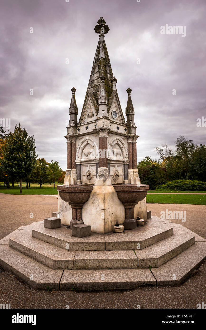 La fontaine d'argent 'Prêt' monument situé sur le large à pied, Regents Park, London, UK Banque D'Images