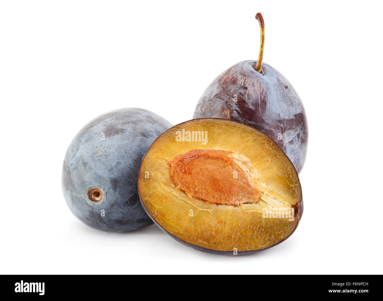 Gros plan prune isolated on white Banque D'Images
