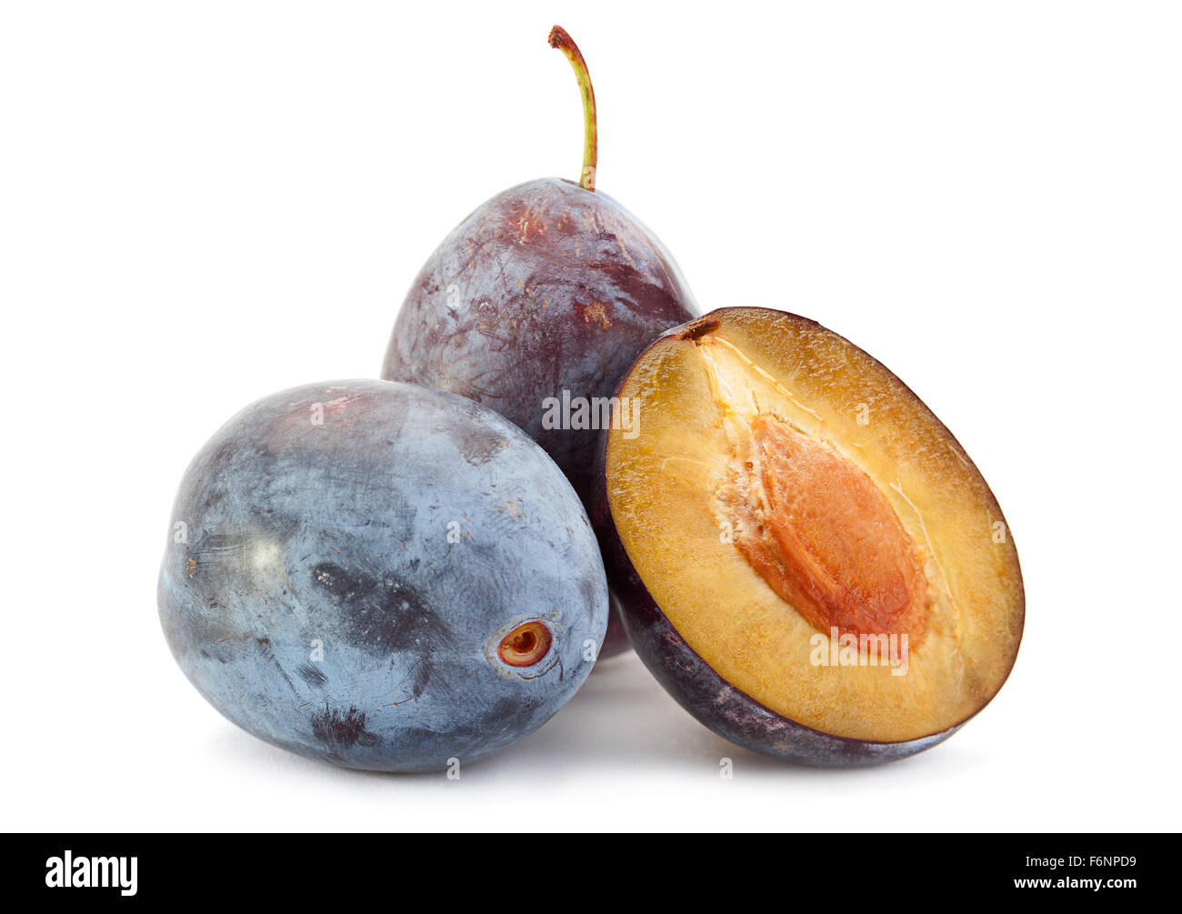 Gros plan prune isolated on white Banque D'Images
