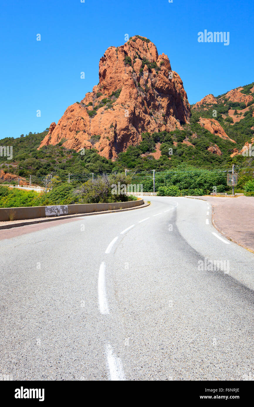 Corniche d'or et de charmants paysages de la route N98 en rouge de l'Esterel, massif, Côte d'Azur Provence. La France. Banque D'Images