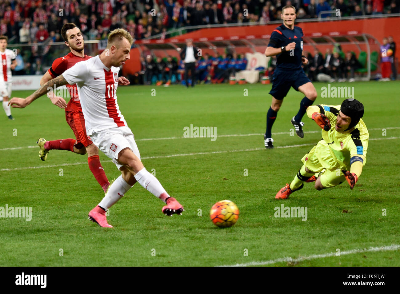 Wroclaw, Pologne. 17 novembre, 2015. International Football match amical : la Pologne v République Tchèque. Kamil Grosicki en action shotting objectif de Petr Cech Crédit : Piotr Dziurman/Alamy Live News Banque D'Images