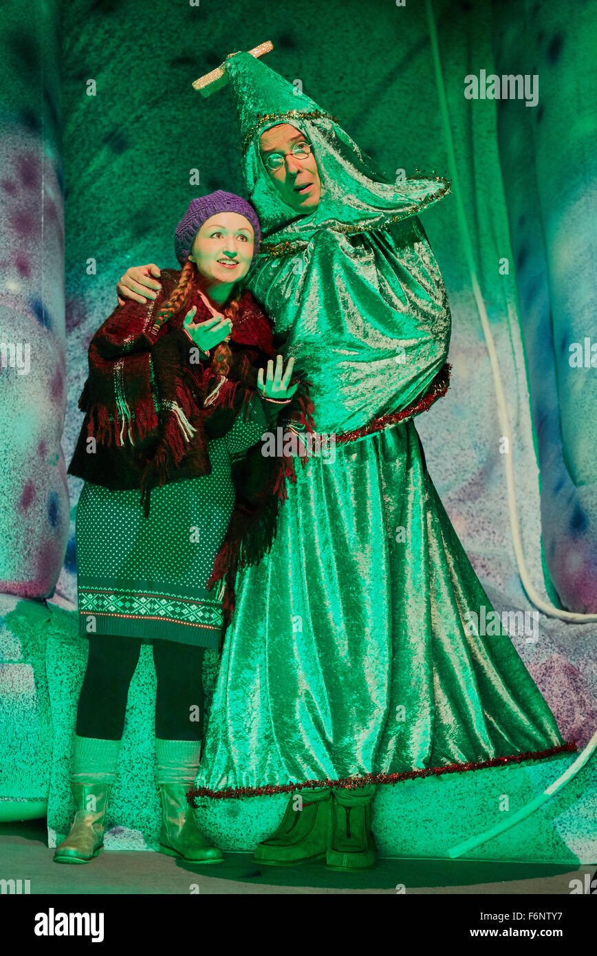Hambourg, Allemagne. 18 Nov, 2015. Alexandra Kurzeja acteurs comme Gerda et Christian Berg comme la région d'effectuer sur scène lors d'une répétition de la presse "La reine des neiges' dans l'Komoedie Winterhuder Faehrhaus Theatre à Hambourg, Allemagne, 18 novembre 2015. La première de The Andersen conte de fée est 22 novembre 2015. Photo : GEORG WENDT/dpa/Alamy Live News Banque D'Images