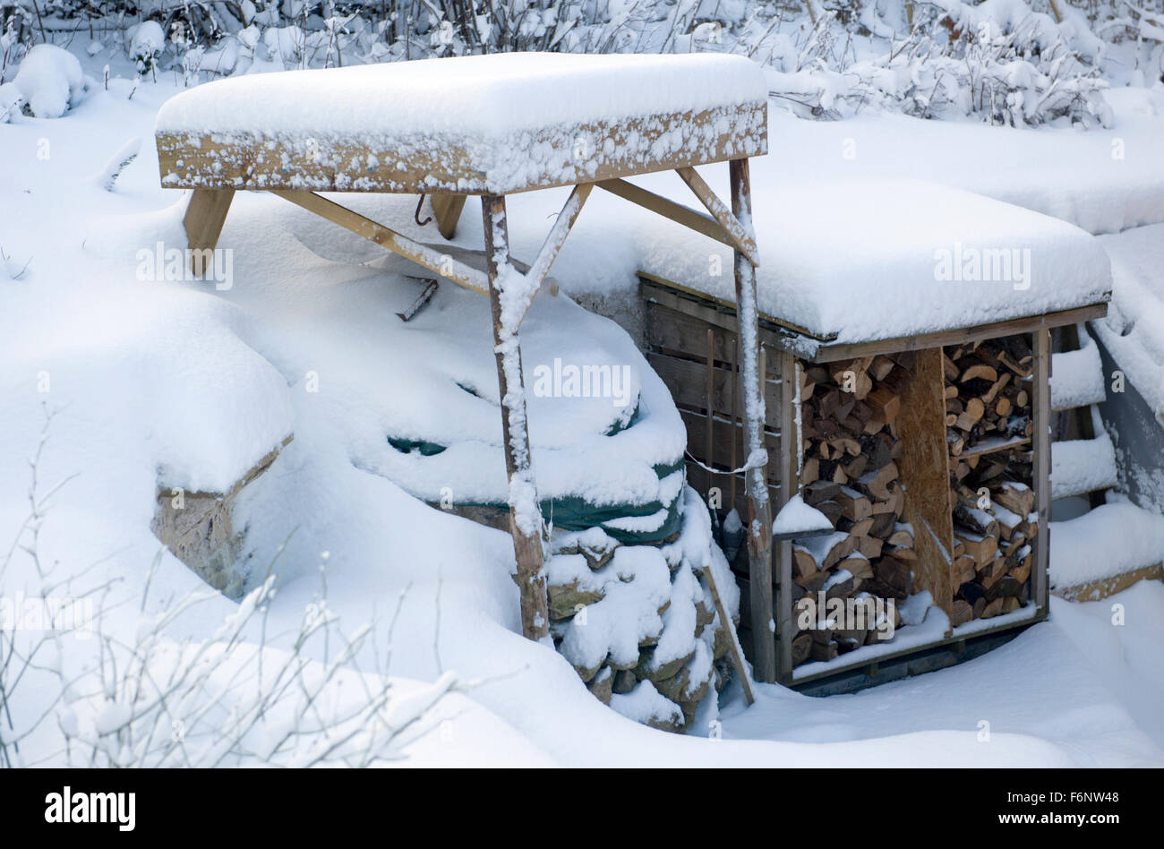 Les fortes chutes de neige sur une réserve à bois et le couvercle d'un four en plein air dans aberdeenshire Banque D'Images