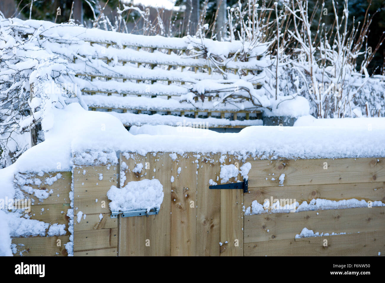 Les fortes chutes de neige sur certaines clôtures et treillis autour d'un réservoir d'huile des propriétés à distance Banque D'Images