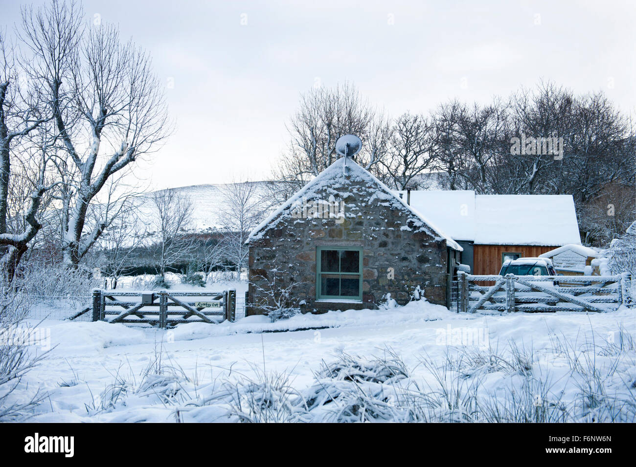 Un steading converti en Ecosse pris dans l'adhérence des hivers de la neige et de la glace Banque D'Images