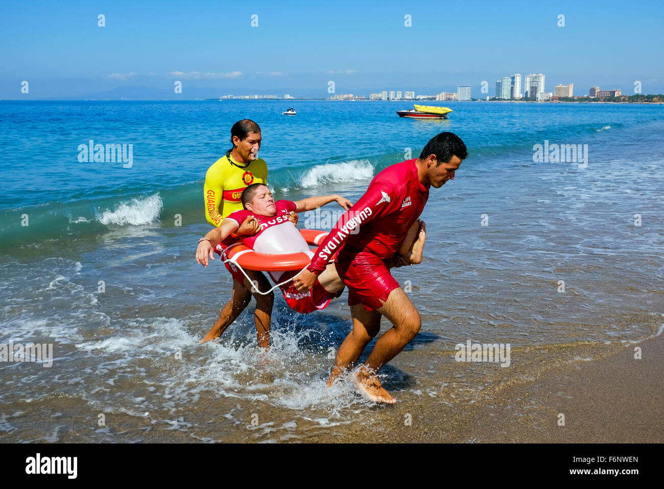 De sauveteurs sur la plage de Puerto Vallarta, Mexique en formation en sauvetage et de sauvetage dans le cadre de leur besoin de licence Banque D'Images