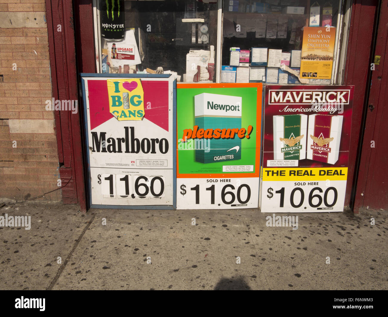 Annoncez toujours les magasins de cigarettes, même s'ils provoquent des cancers et autres maladies. Banque D'Images