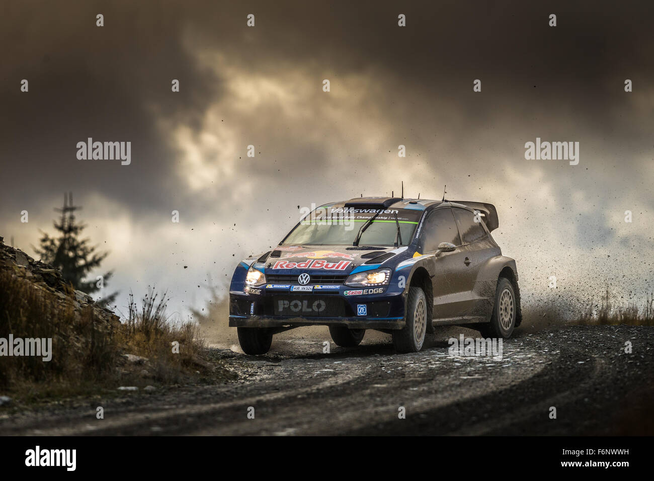 Gagnant Sébastien Ogier et Julien Ingrassia sur SS6 Myherin, Wales Rally GB 2015, WRC. 01 Volkswagen Motorsport, R, Action Banque D'Images