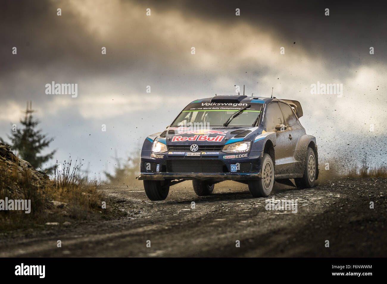 Andreas Mikkelsen & Ola Fløene sur SS6 Myherin, Wales Rally GB 2015, WRC. 09 Volkswagen Motorsport, R, Action Banque D'Images