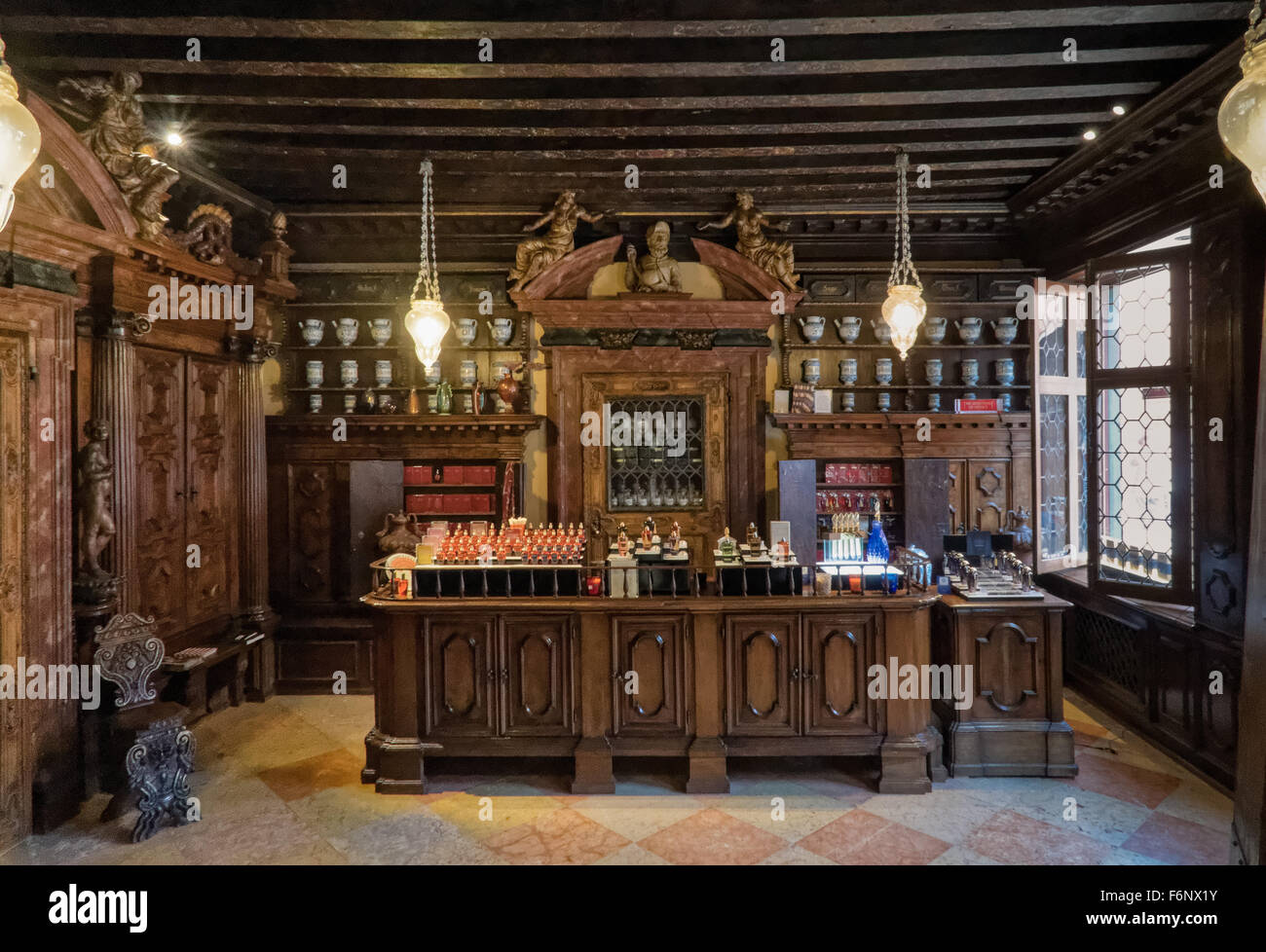 Pharmacie plus ancienne à Venise sur la Strada Nuova. L'Apothicairerie chambre est décorée avec des vases majolique et mobilier en noyer sculpté Banque D'Images
