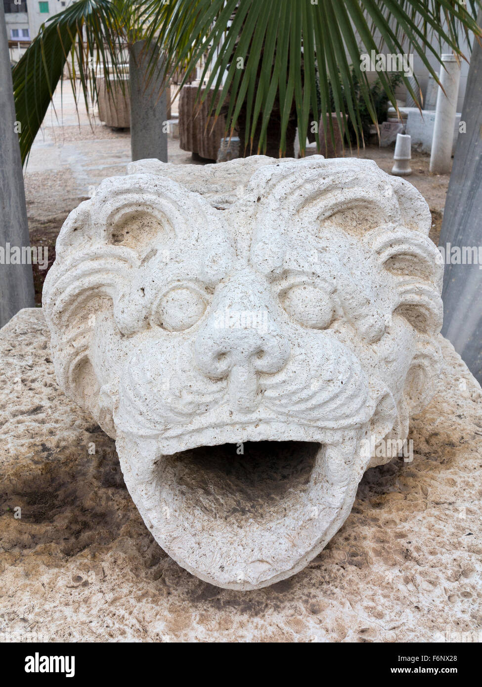 Diffuseur d'eau possible tête de lion dans le musée en plein air à Kom al Shuqafa catacombes, Alexandrie, côte nord de l'Égypte Banque D'Images