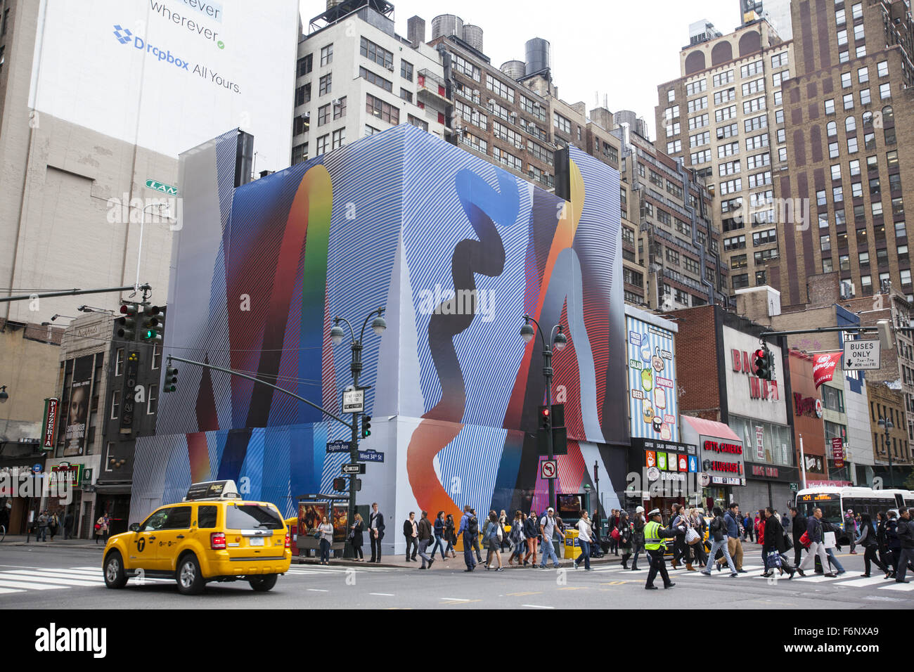 Les gens traversent la 34e rue sur la 8th Avenue, du côté ouest de Manhattan. Banque D'Images