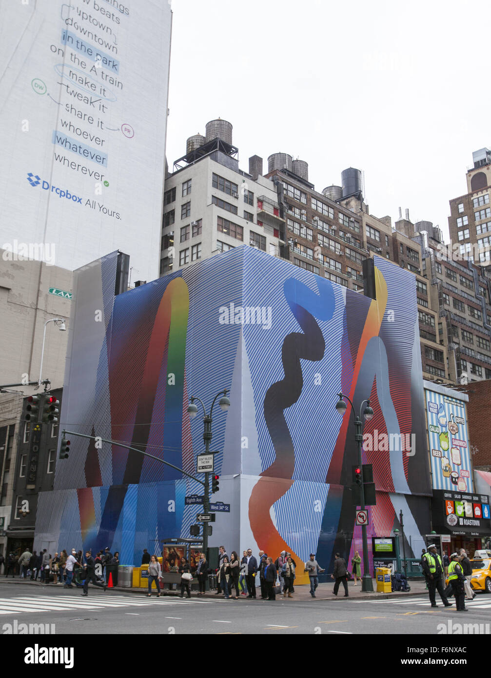 Les gens attendent pour traverser la 8e Avenue à la 34e rue à l'Ouest de Manhattan. Banque D'Images