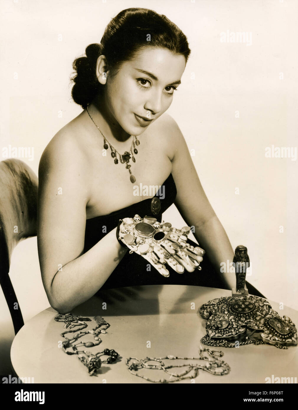 La chanteuse Elaine Malbin affiche les bijoux anciens, USA Banque D'Images