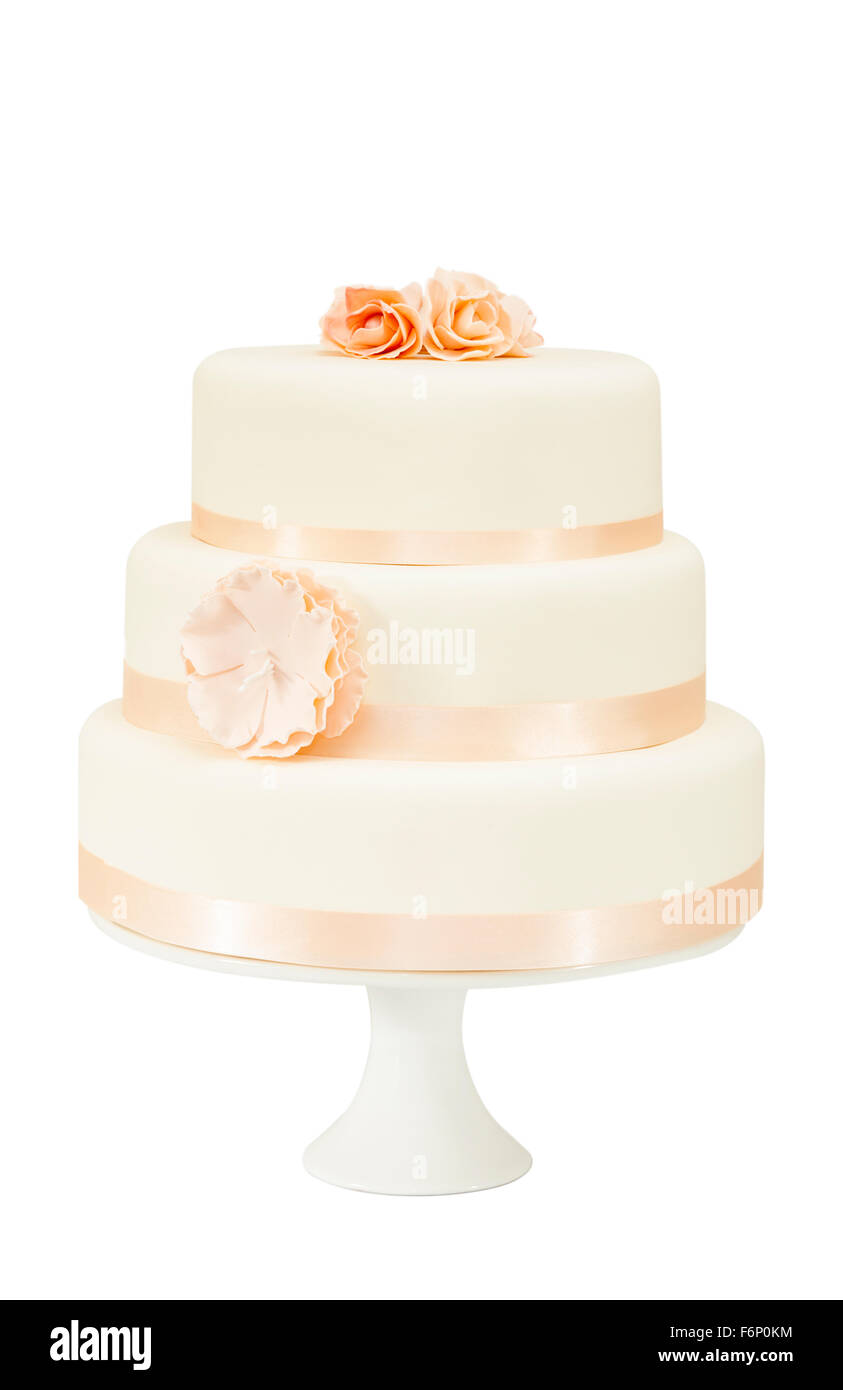 Gâteau de mariage sur un cake stand. Découper et isolé sur fond blanc Banque D'Images