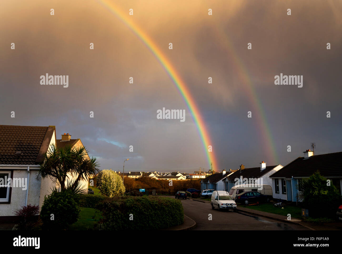 Arc-en-ciel sur le logement social ou le conseil dans un Choill, Burtonport, comté de Donegal, Irlande Banque D'Images