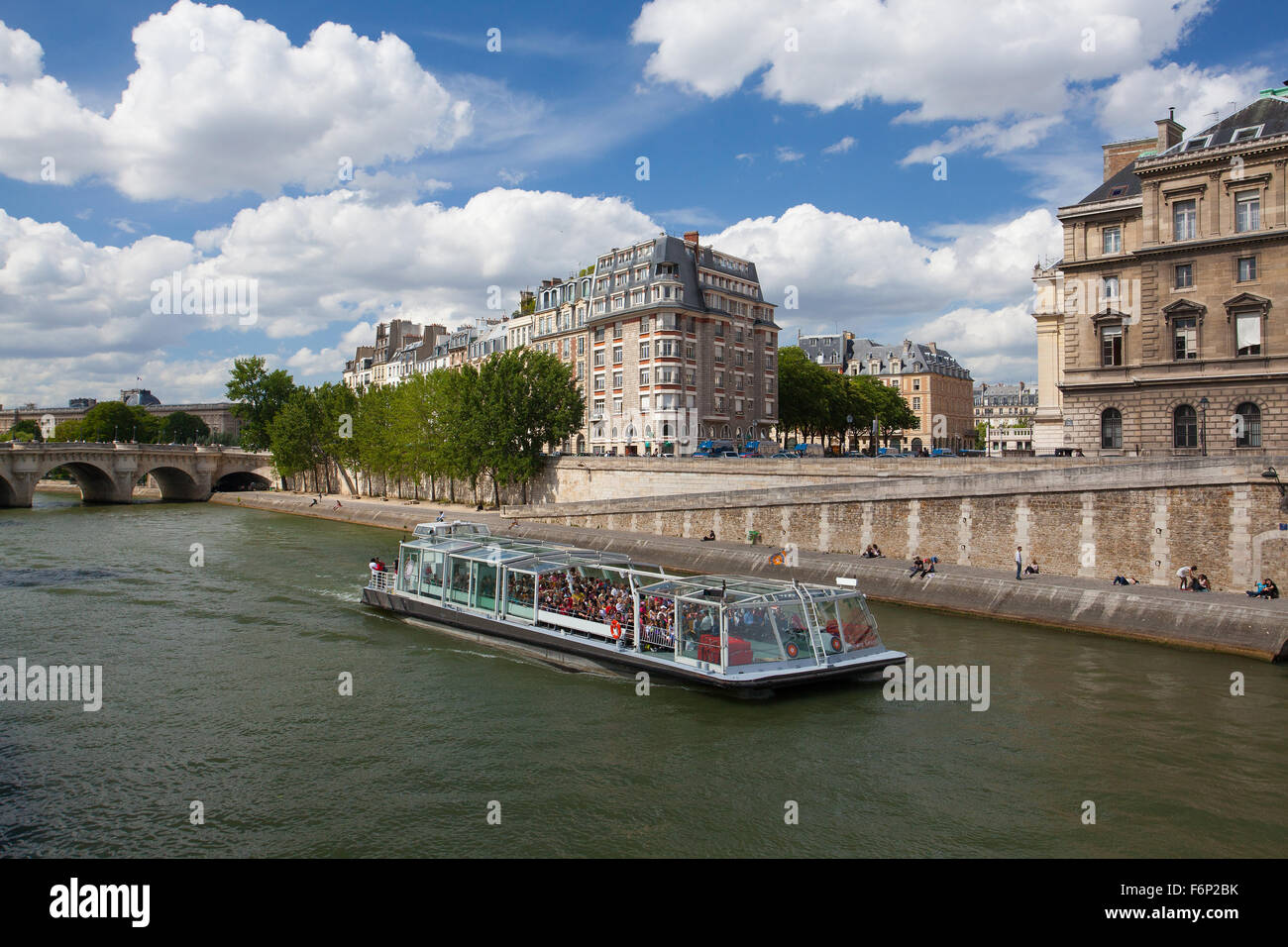 Paris, France-June 23,2012 : Croisière bateau sur la Seine. Excursions touristiques en bateau est l'une des principales attractions à Paris Banque D'Images