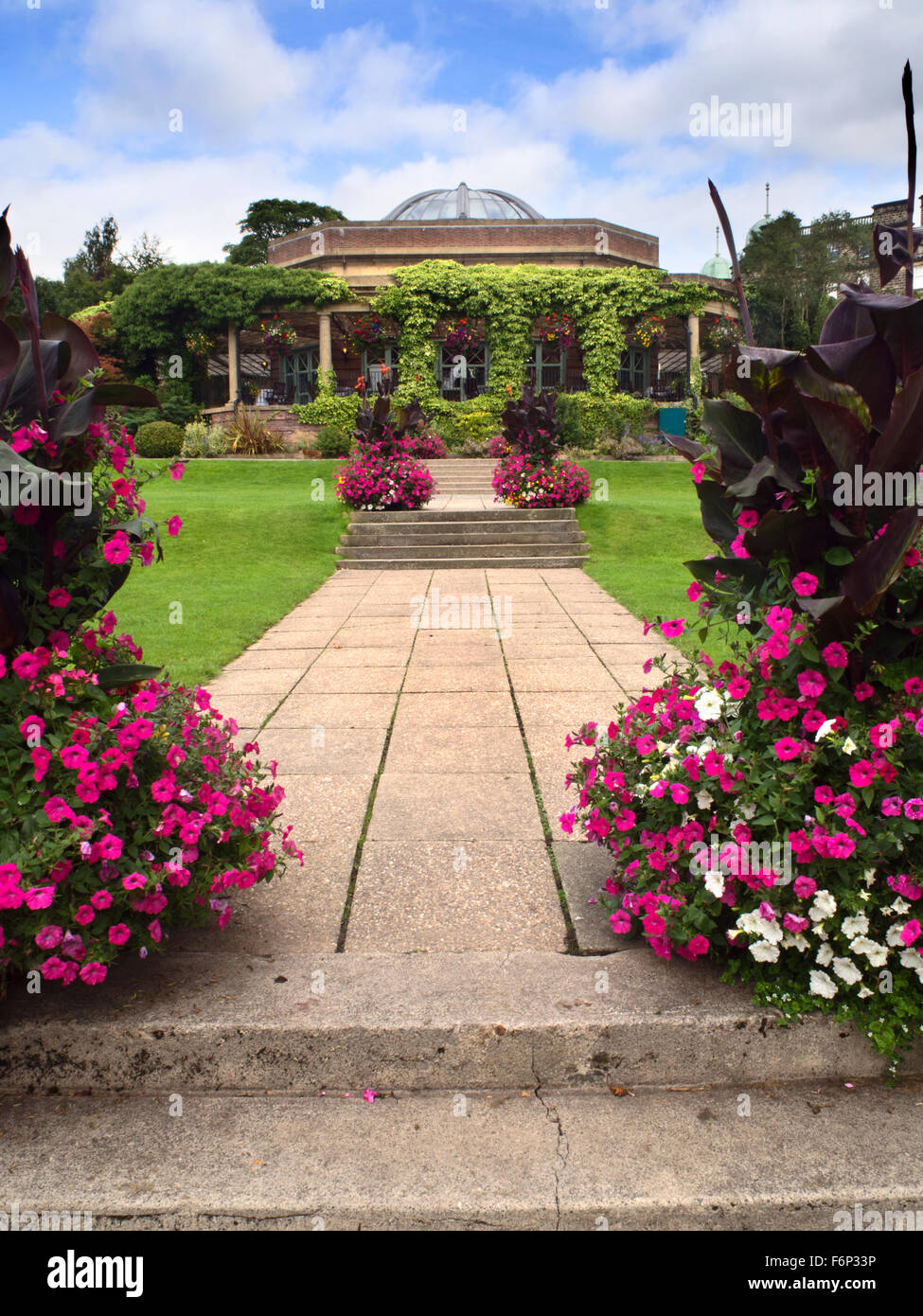 Le Pavillon du soleil en été Valley Gardens Harrogate North Yorkshire Angleterre Banque D'Images