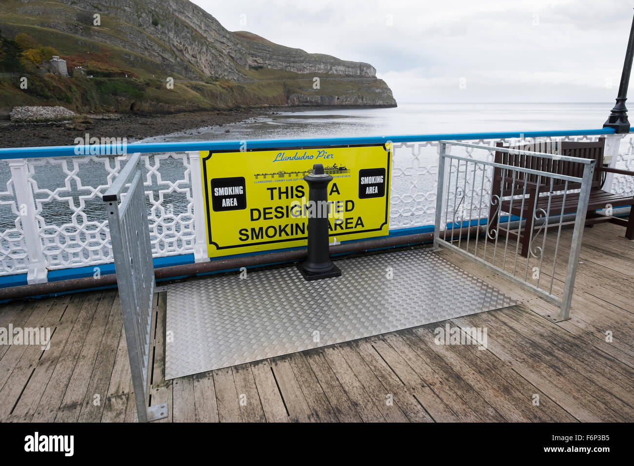 Espace fumeurs sur la jetée de Llandudno, Conwy, Pays de Galles. Banque D'Images