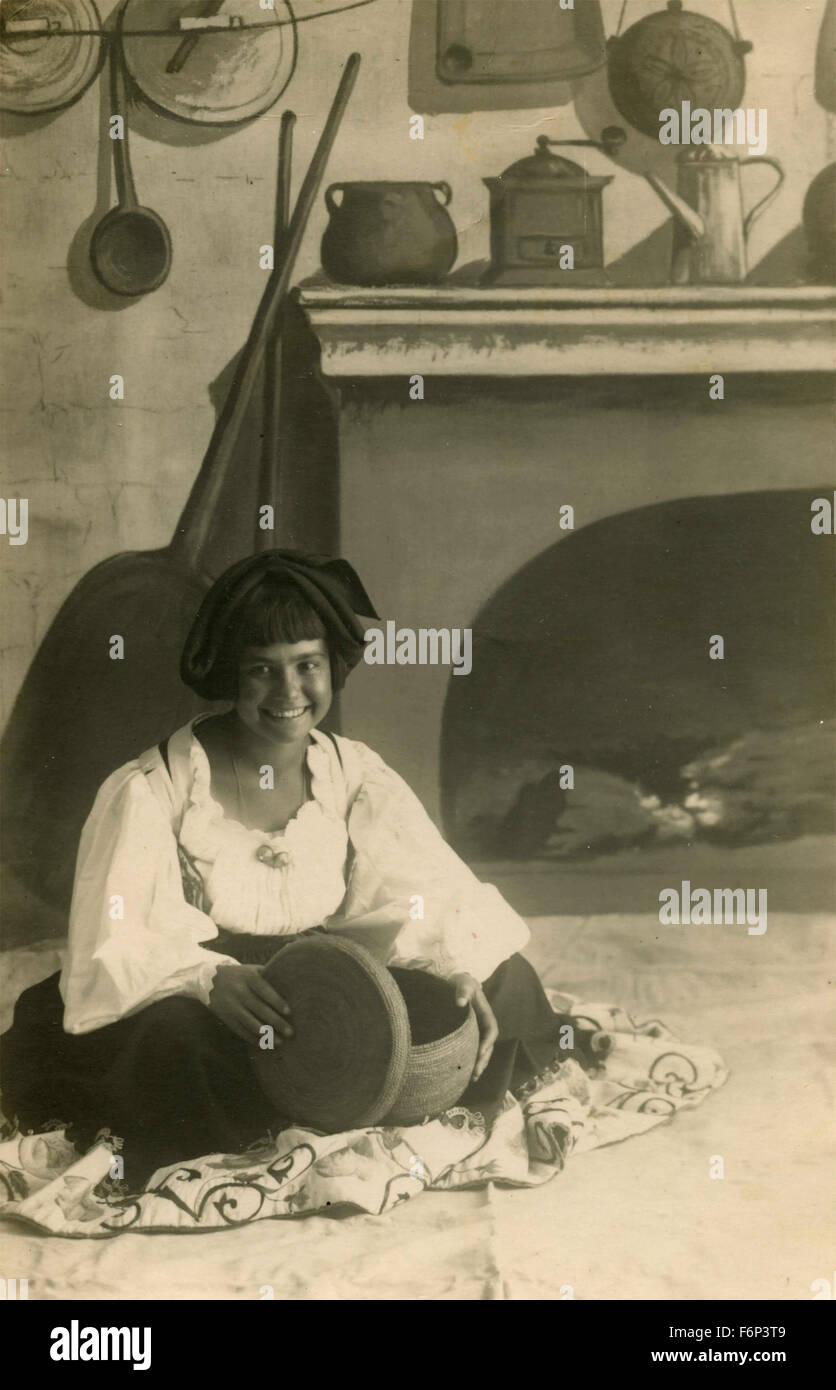 Traditional costume 1930s Banque de photographies et d'images à haute  résolution - Page 4 - Alamy