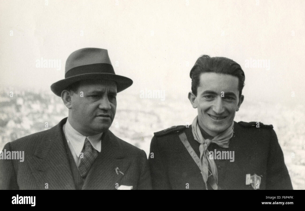 Deux hommes, l'un en uniforme de l'Italie fasciste Banque D'Images