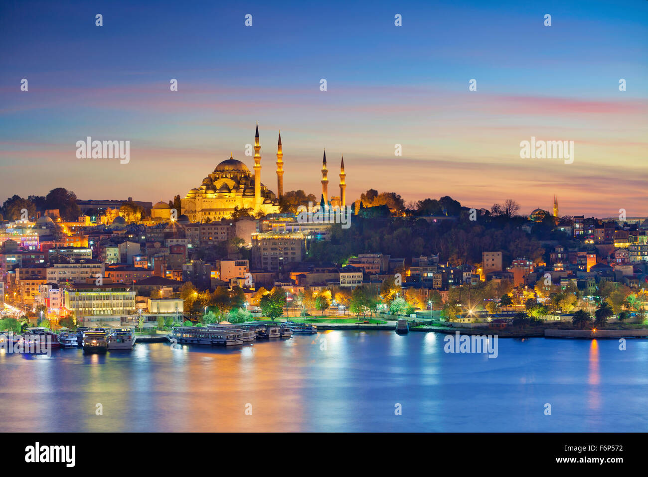 Istanbul. Droit d'Istanbul et la mosquée Suleymaniye pendant le coucher du soleil. Banque D'Images