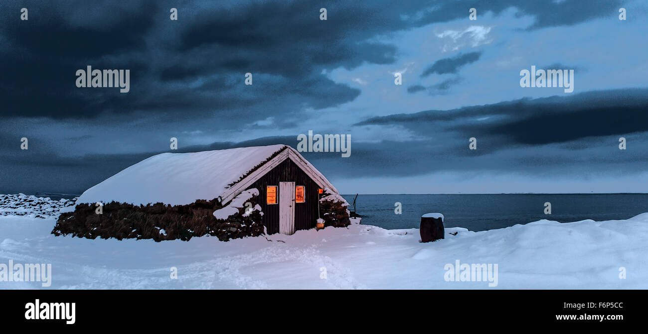 Vieille église avec un toit de gazon, hiver, fjord Skagafjordur, Islande Banque D'Images