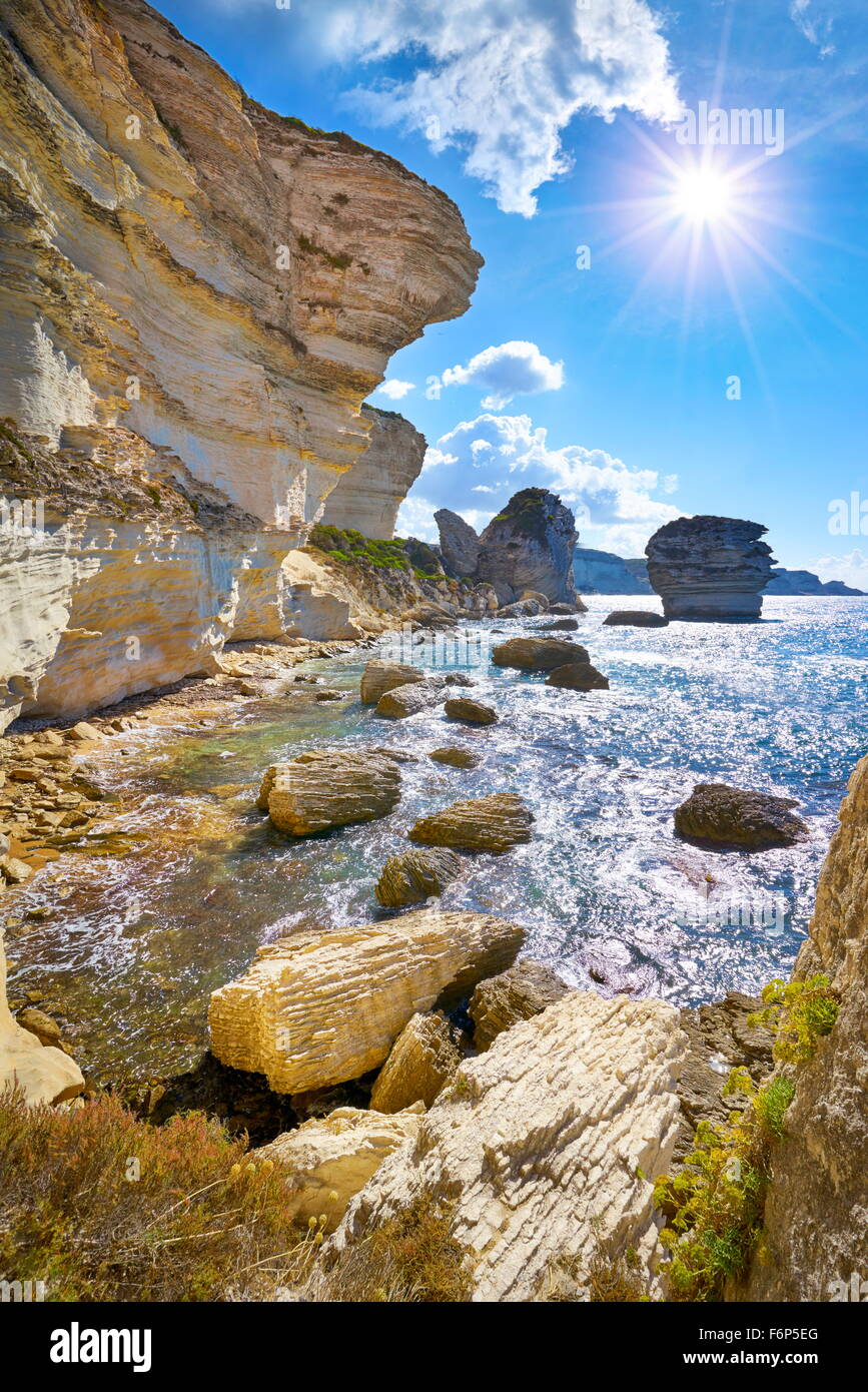 La falaise de calcaire, Bonifacio, côte sud de la Corse, France Banque D'Images