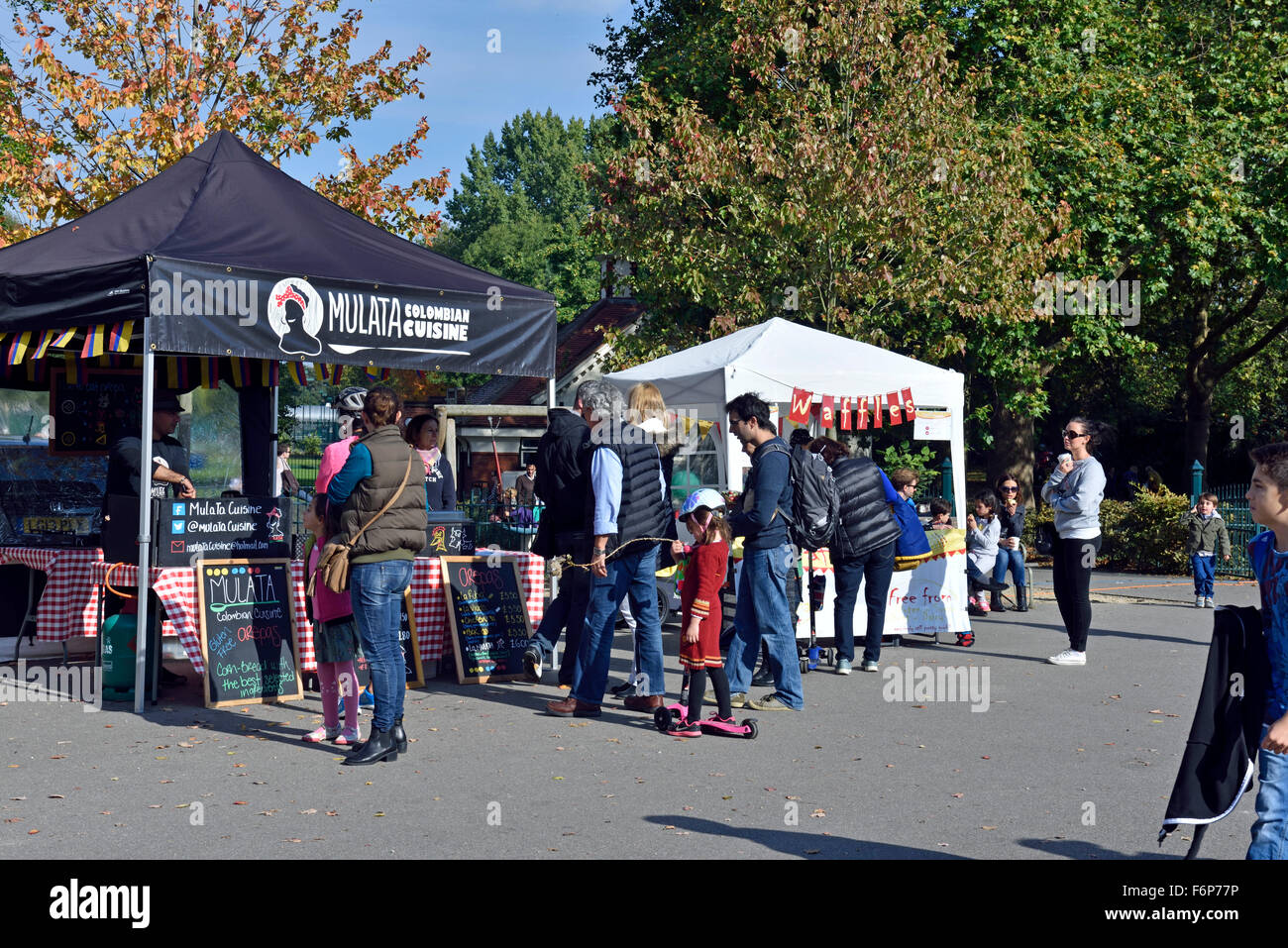 Les gens et les étals, Bishop's Park Farmer's Market London Borough of Hammersmith et Fulham, Angleterre Royaume-uni Grande-Bretagne Banque D'Images