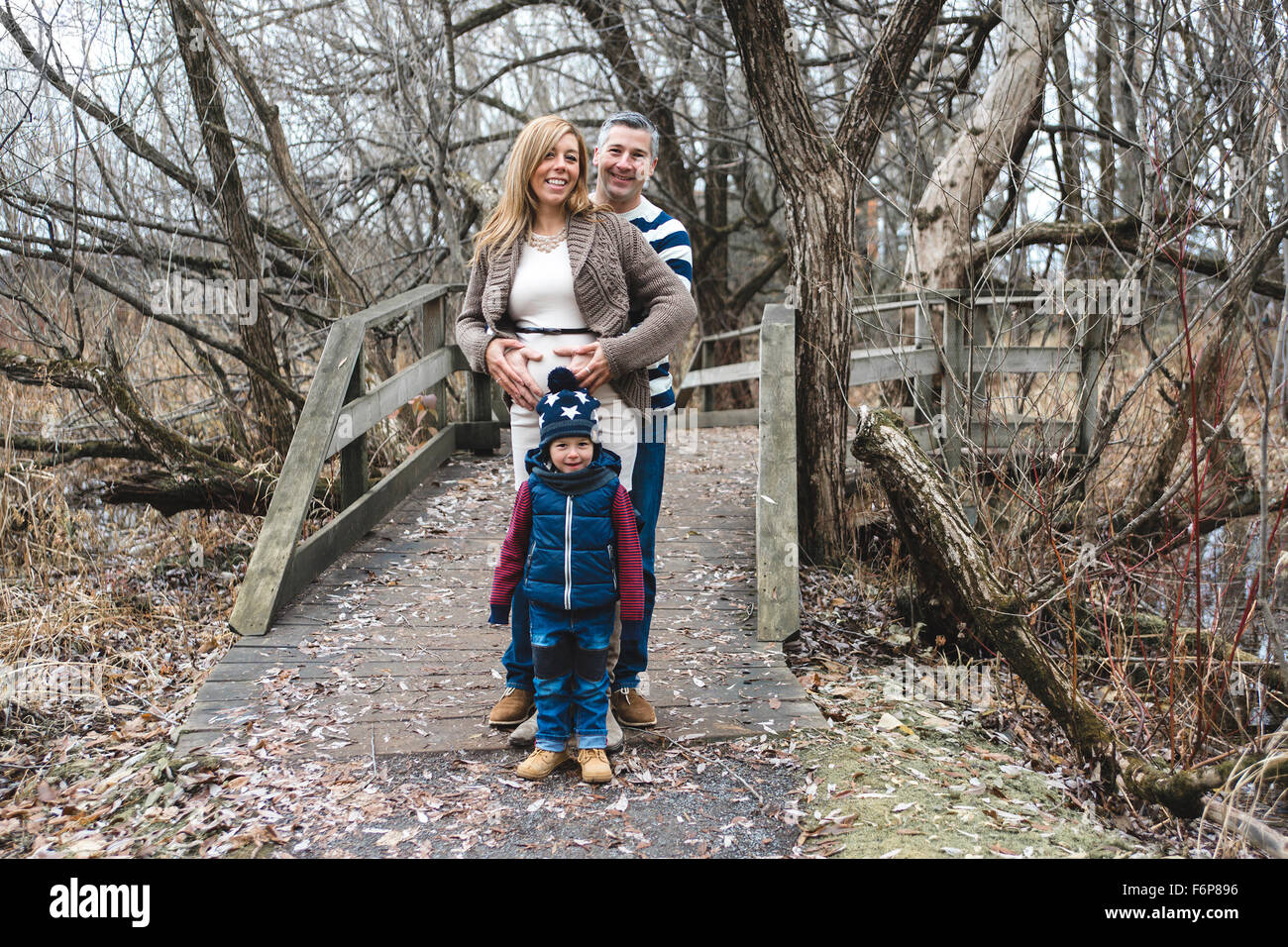 Enceinte extérieur magnifique couple portrait en automne nature Banque D'Images