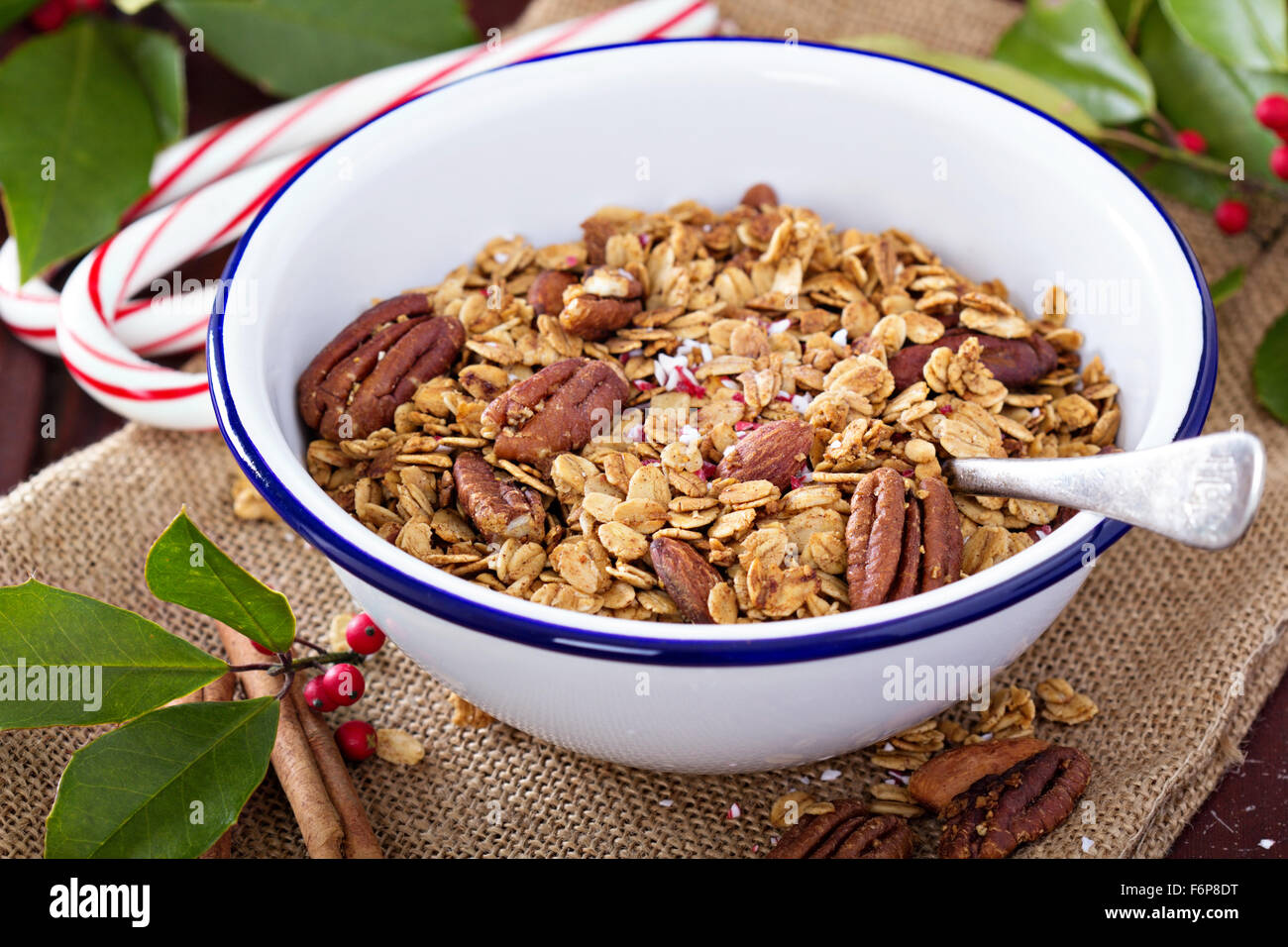 Granola maison gingerbread pour le petit déjeuner le matin de Noël Banque D'Images