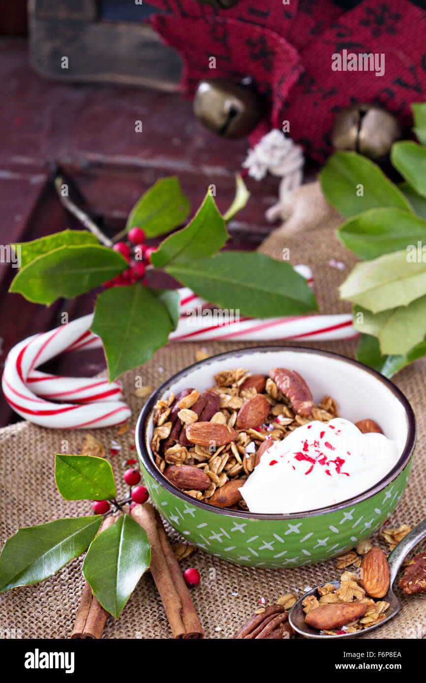 Granola maison gingerbread pour le petit déjeuner le matin de Noël Banque D'Images