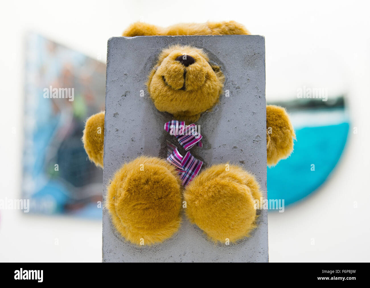 Ours En Peluche Tenant La Bouche Photo stock - Image du poupée, heureux: 27065902