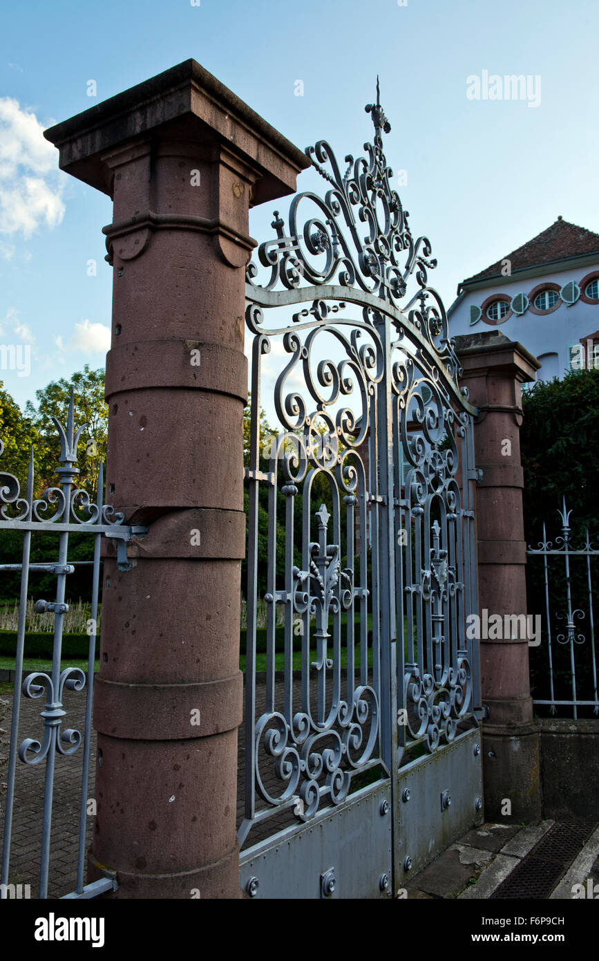 Gates pour le parc et la Villa Burrus à Sainte Marie-aux-Mines. Remarque La maçonnerie est criblée de balles à partir d'événements passés Banque D'Images