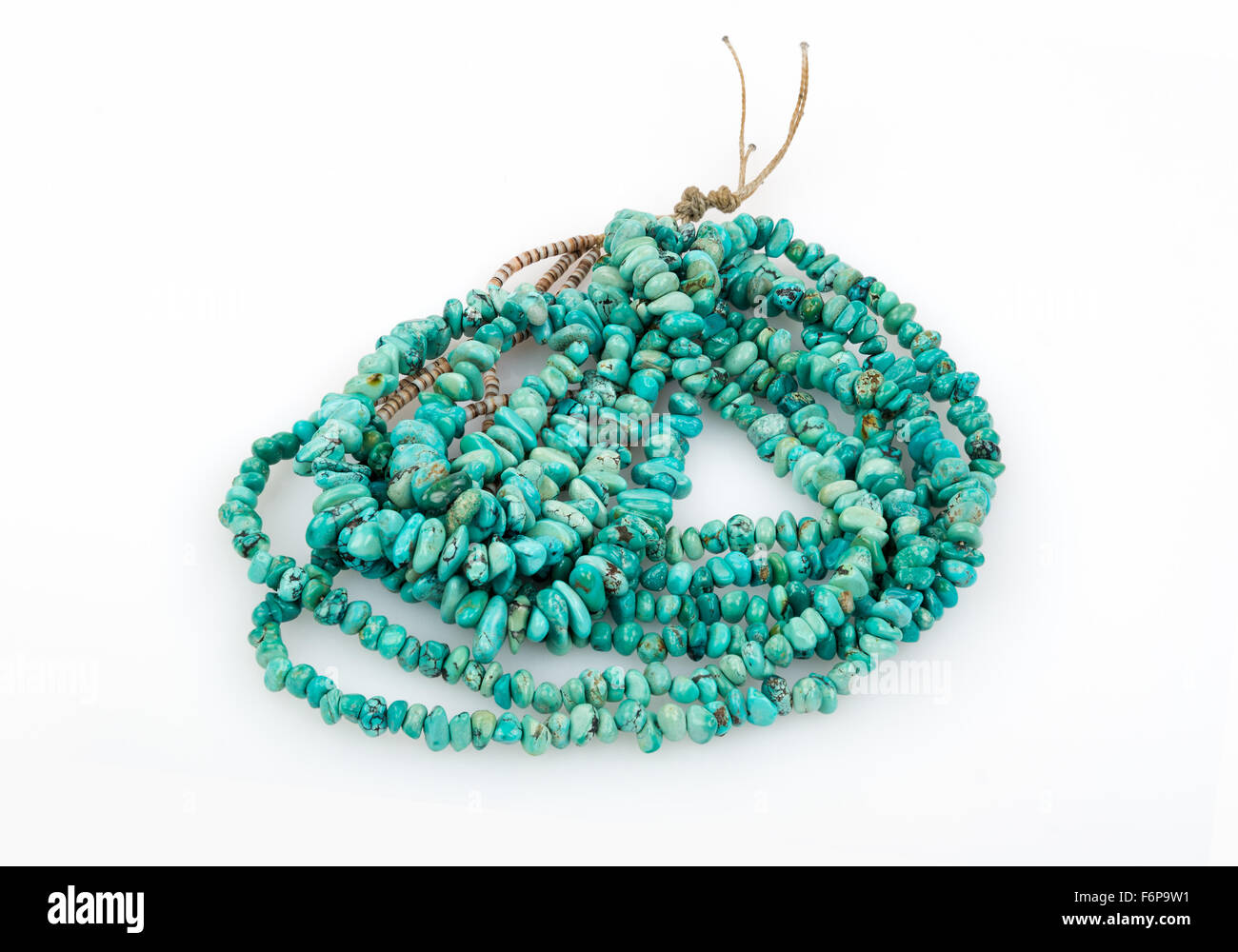 Native American turquoise et pépite heishe collier de perles sur fond blanc. Banque D'Images