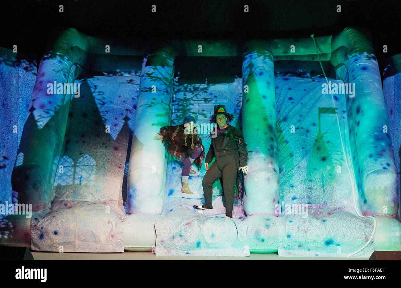 Hambourg, Allemagne. 18 Nov, 2015. L'acteur Petter Bjällö comme un corbeau et Alexandra Kurzeja comme Gerda lors d'une répétition de la photo "La reine des neiges" sur la scène de l'Komoedie Winterhuder Faehrhaus à Hambourg, Allemagne, 18 novembre 2015. La première de The Andersen conte aura lieu le 22 novembre 2015. Photo : George Wendt/dpa/Alamy Live News Banque D'Images