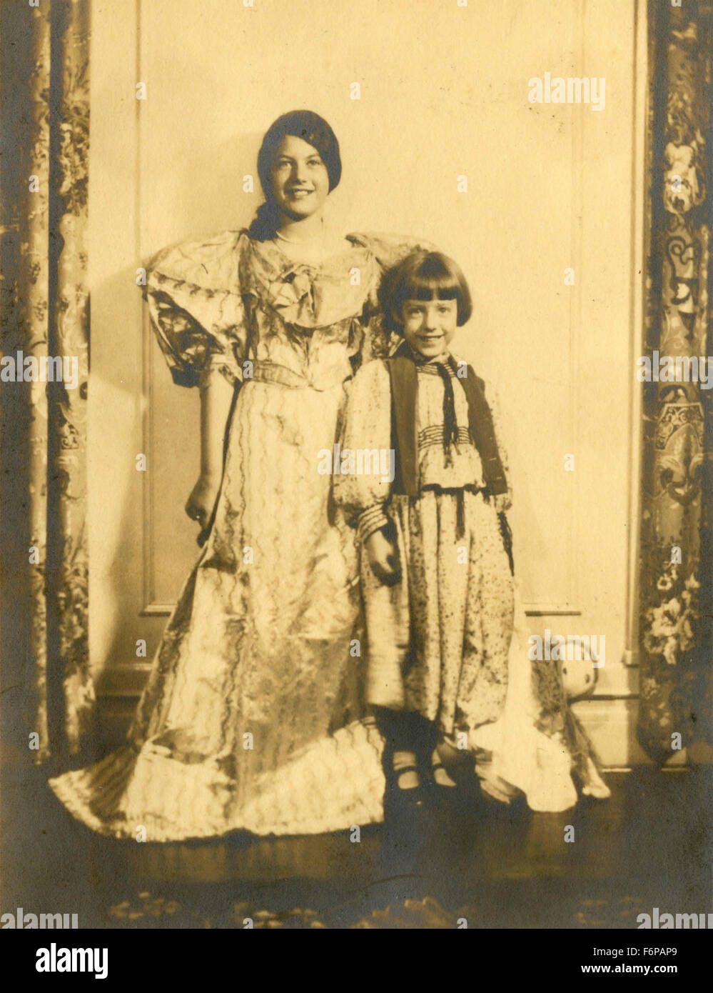 Deux enfants vêtus de leurs meilleurs Dimanche, USA Banque D'Images