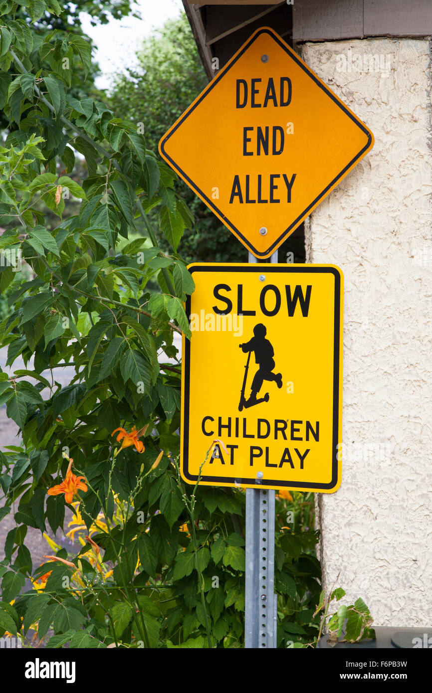 Dead End alley sign plus lentement les enfants à jouer. St Paul Minnesota MN USA Banque D'Images