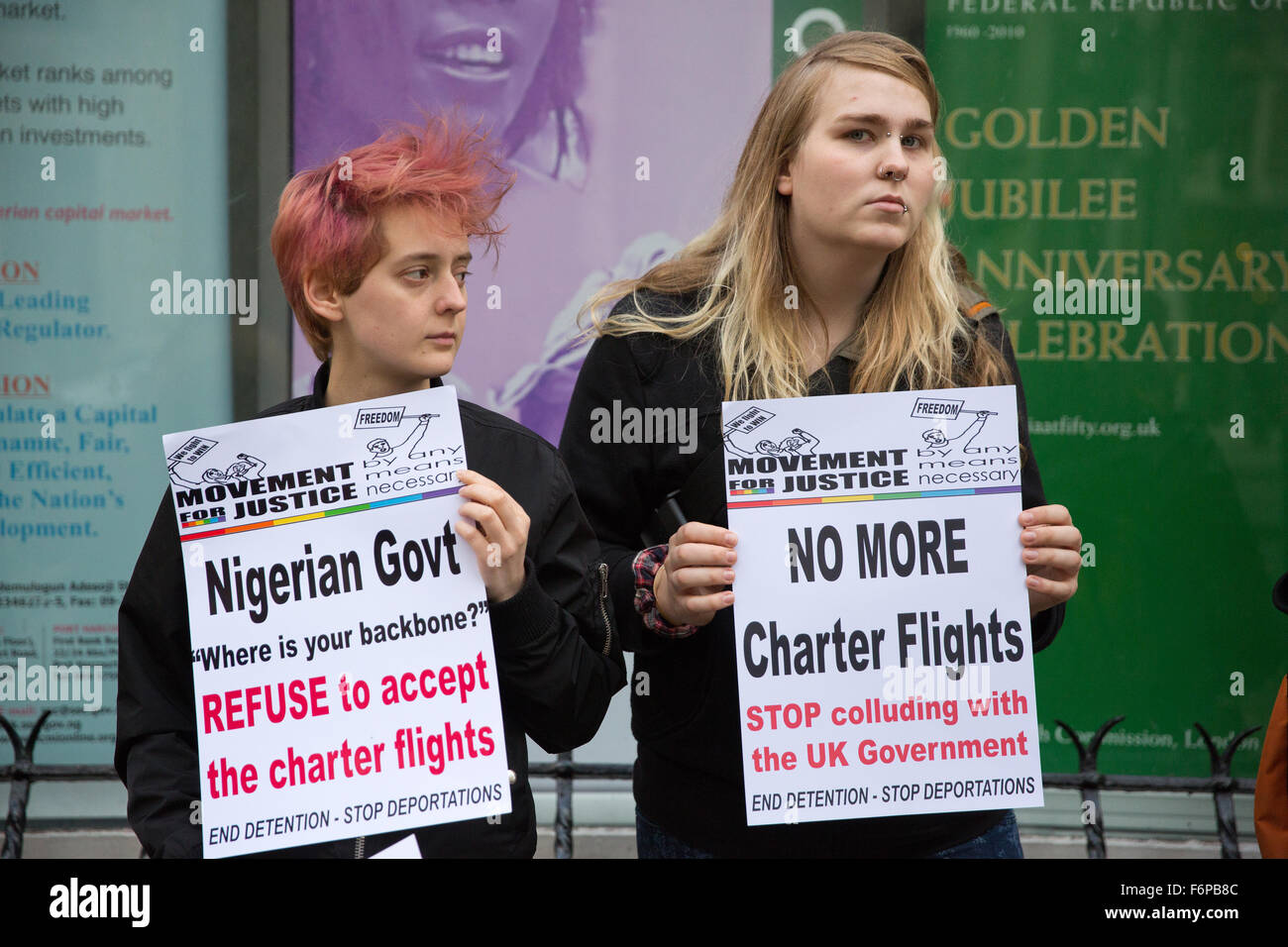 Londres, Royaume-Uni. 18 Nov, 2015. Des militants de mouvement pour la justice nigériane manifestation devant le Haut-commissariat à Londres contre les vols d'expulsion vers le Nigeria. Credit : Mark Kerrison/Alamy Live News Banque D'Images