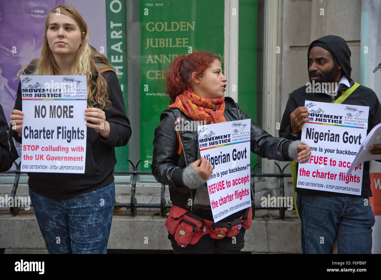 Londres, Royaume-Uni. 18 Nov, 2015. Des militants de mouvement pour la justice nigériane manifestation devant le Haut-commissariat à Londres contre les vols d'expulsion vers le Nigeria. Credit : Mark Kerrison/Alamy Live News Banque D'Images