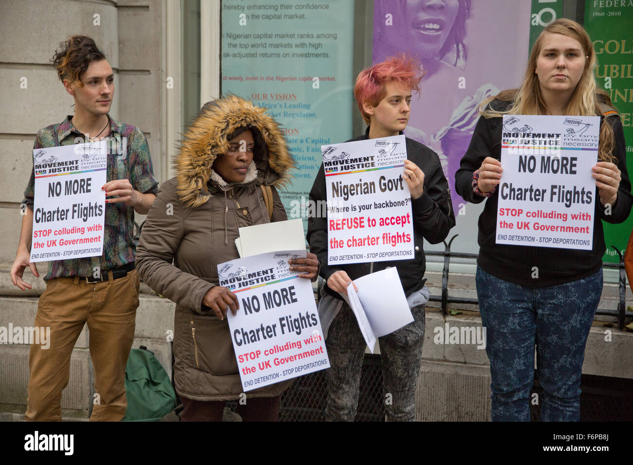 Londres, Royaume-Uni. 18 Nov, 2015. Des militants de Gays et Lesbiennes, soutenir les migrants et Mouvement pour la justice nigériane manifestation devant le Haut-commissariat à Londres contre les vols d'expulsion vers le Nigeria. Credit : Mark Kerrison/Alamy Live News Banque D'Images