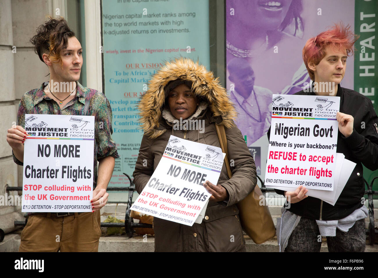 Londres, Royaume-Uni. 18 Nov, 2015. Des militants de Gays et Lesbiennes, soutenir les migrants et Mouvement pour la justice nigériane manifestation devant le Haut-commissariat à Londres contre les vols d'expulsion vers le Nigeria. Credit : Mark Kerrison/Alamy Live News Banque D'Images