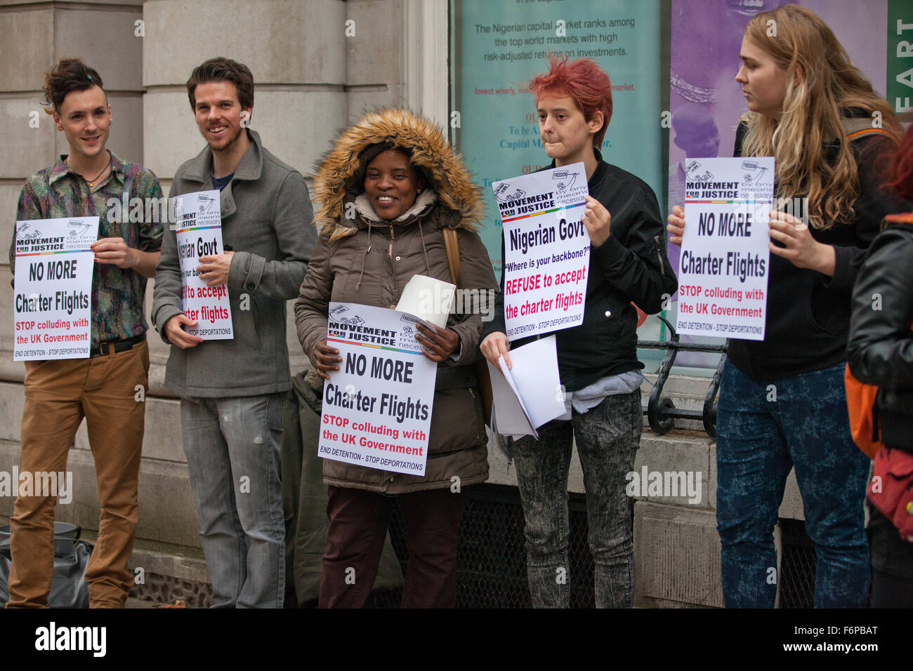 Londres, Royaume-Uni. 18 Nov, 2015. Des militants de Gays et Lesbiennes, soutenir les migrants et Mouvement pour la justice nigériane manifestation devant le Haut-commissariat à Londres contre les vols d'expulsion vers le Nigeria. Credit : Mark Kerrison/Alamy Live News Banque D'Images