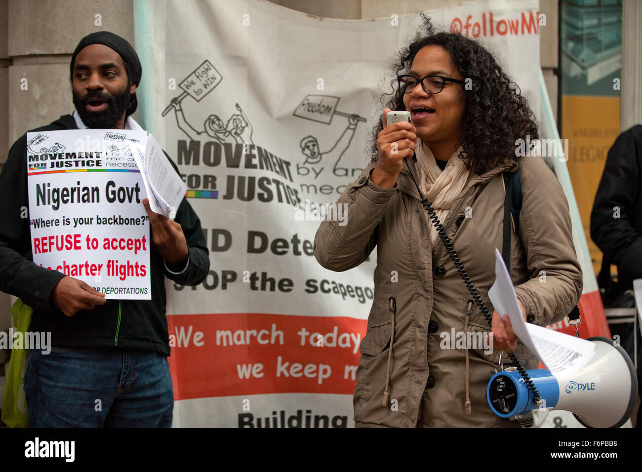 Londres, Royaume-Uni. 18 Nov, 2015. Antonia Bright de mouvement pour la Justice, concerne la protestation contre les vols d'expulsion vers le Nigeria à l'extérieur de la Haute Commission nigériane à Londres. Credit : Mark Kerrison/Alamy Live News Banque D'Images