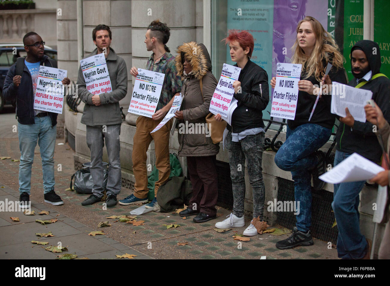 Londres, Royaume-Uni. 18 Nov, 2015. Des militants de Gays et Lesbiennes, soutenir les migrants et Mouvement pour la justice nigériane manifestation devant le Haut-commissariat à Londres contre les vols d'expulsion vers le Nigeria. Credit : Mark Kerrison/Alamy Live News Banque D'Images