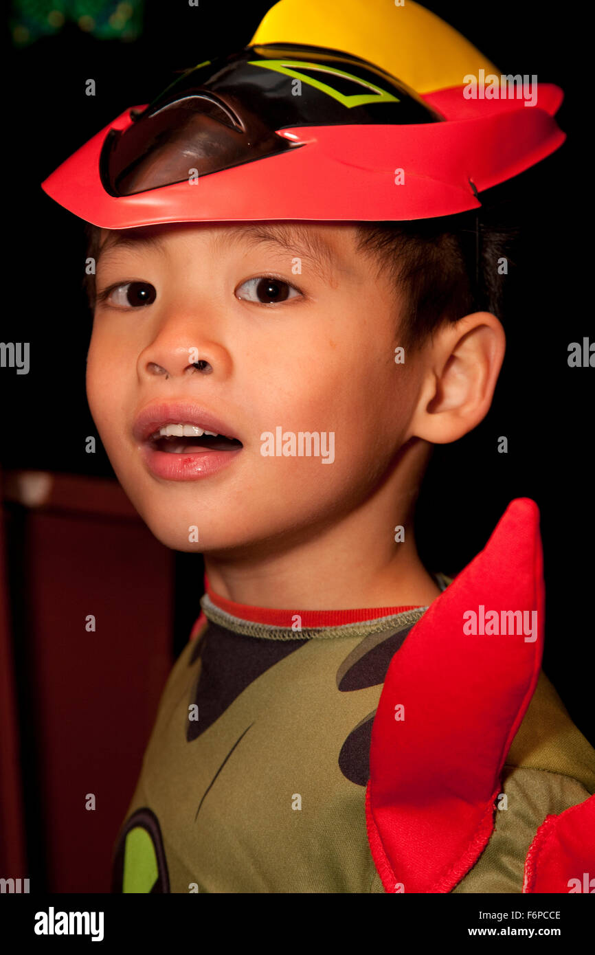 Portrait of Asian boy parée dans son costume Halloween trick ou traiter. St Paul Minnesota MN USA Banque D'Images